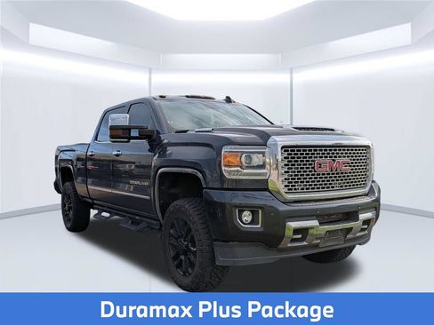 Used 2017 GMC Sierra 2500 Denali w/ Duramax Plus Package AWD/4WD image 5