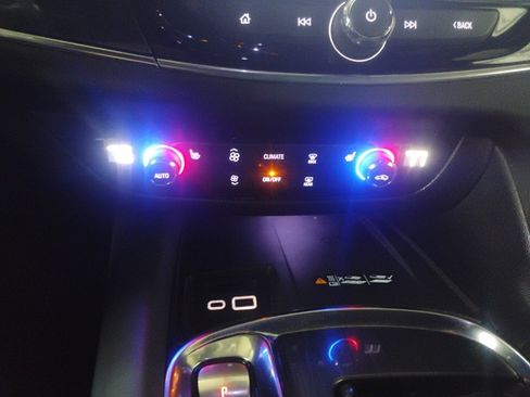 Used 2022 Buick Enclave Essence image 12