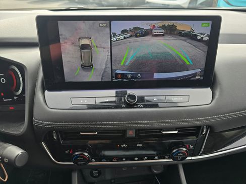 Used 2025 Nissan Rogue SL w/ Tech Package image 7