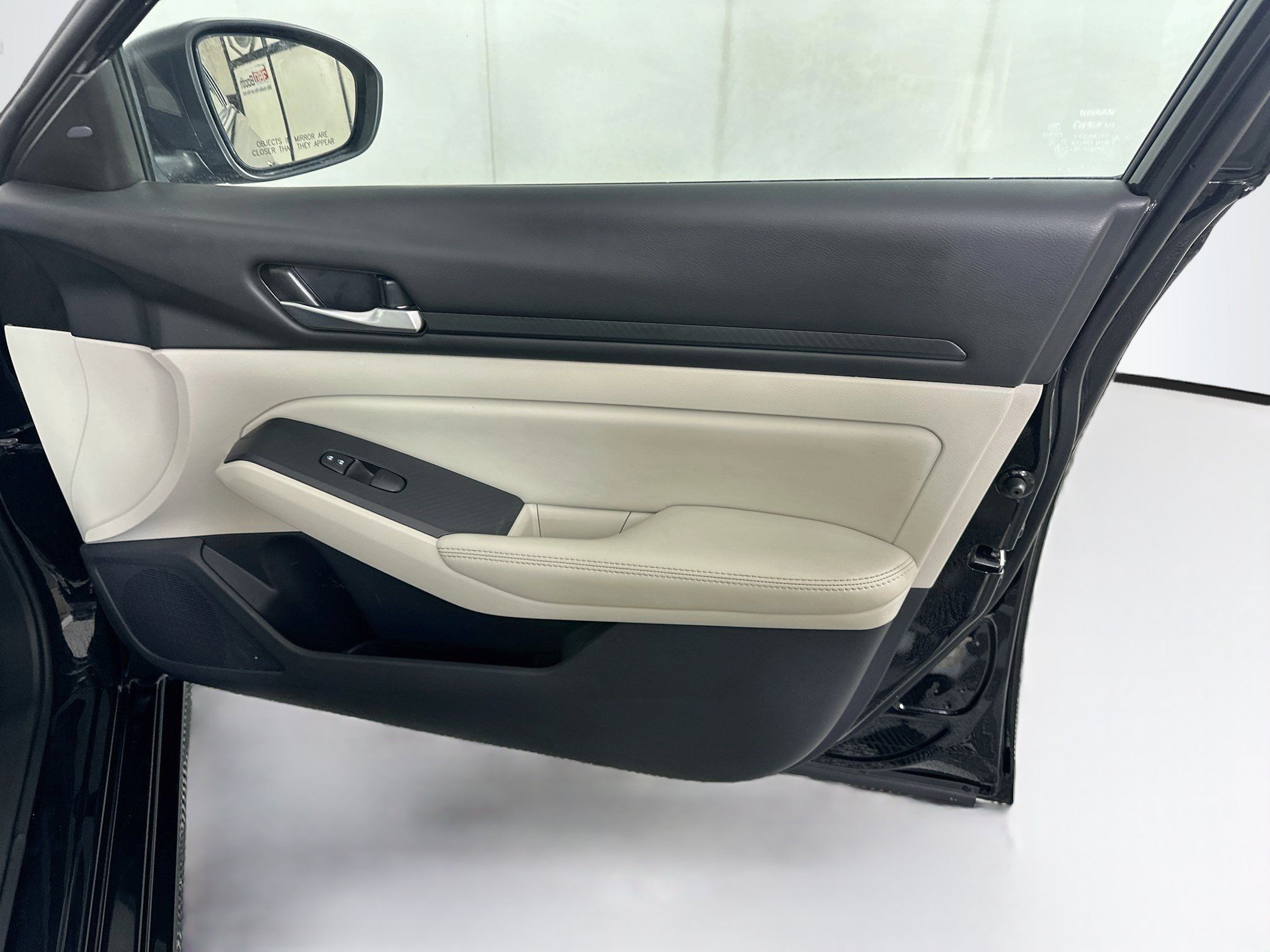 Used 2025 Nissan Altima 2.5 SV FWD image 29