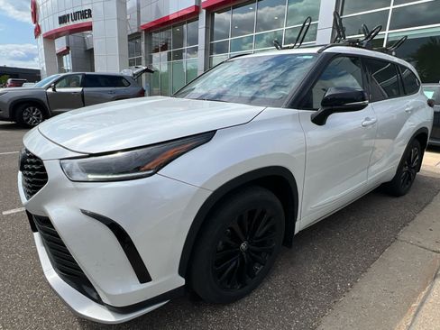 Used 2024 Toyota Highlander XSE AWD/4WD image 3
