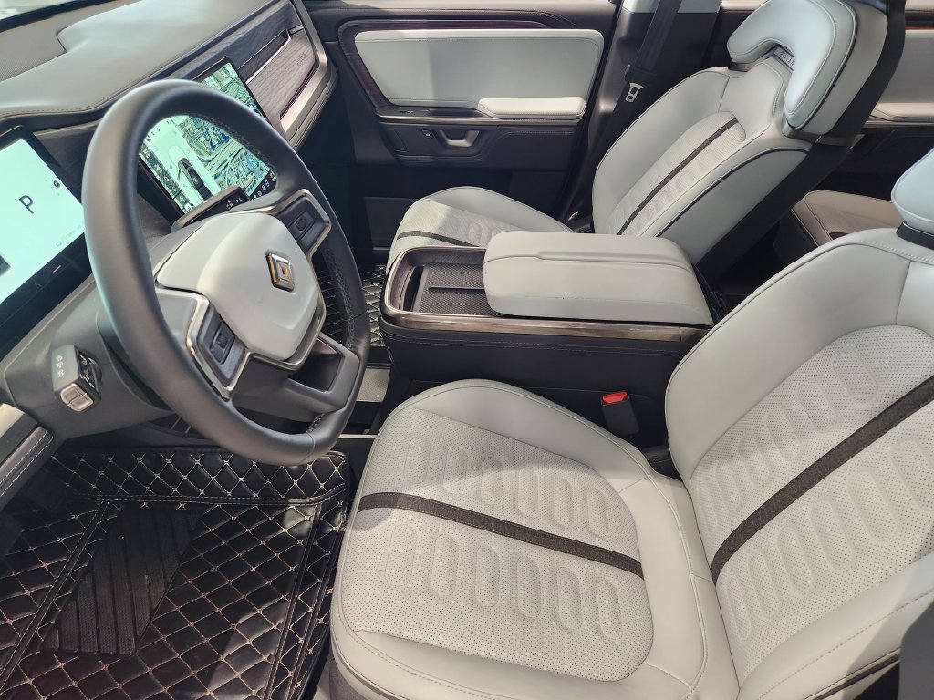 Used 2025 Rivian R1S Adventure Dual AWD/4WD image 12