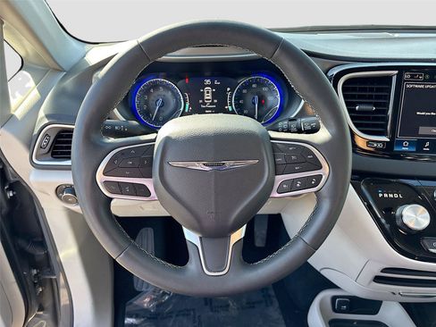 Used 2023 Chrysler Pacifica Touring-L FWD image 11