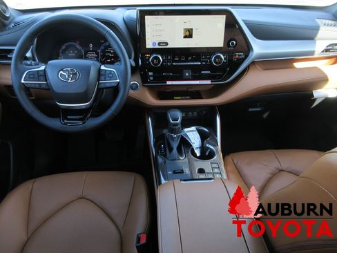 New 2026 Toyota Highlander Platinum image 10