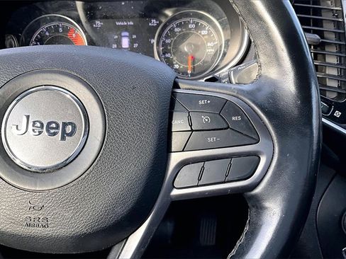 Used 2019 Jeep Cherokee Limited image 17