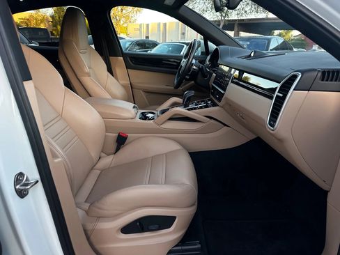 Used 2022 Porsche Cayenne Coupe image 29