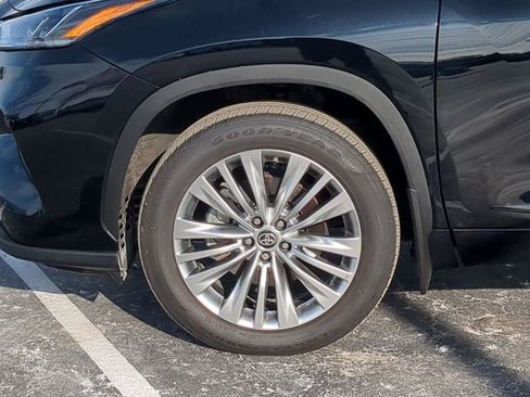 Certified 2025 Toyota Highlander Platinum image 7