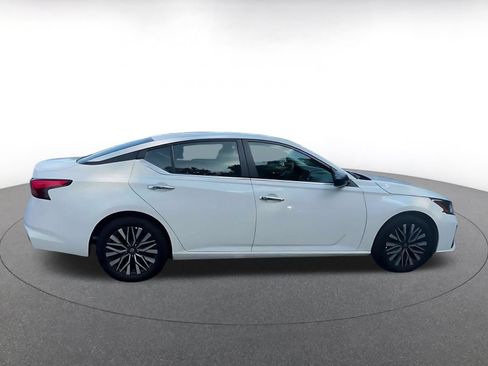 Used 2025 Nissan Altima 2.5 SV FWD image 15