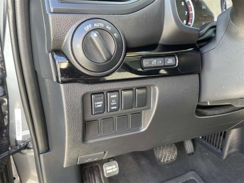 Used 2024 Nissan Titan SV w/ SV Convenience Package image 19