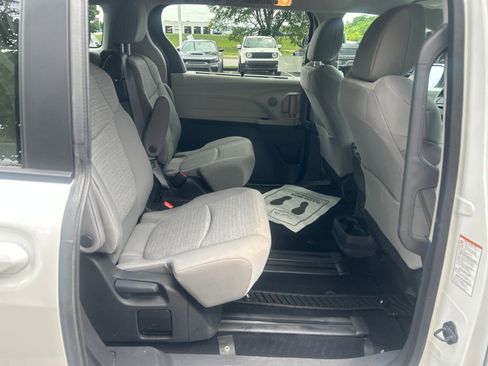 Used 2024 Toyota Sienna LE AWD/4WD image 14