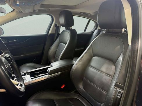 Used 2020 Jaguar XE S RWD image 9