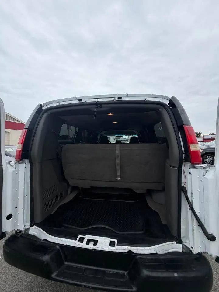 Used 2006 Chevrolet Express 2500 Passenger w/ Power and Light Package RWD image 4