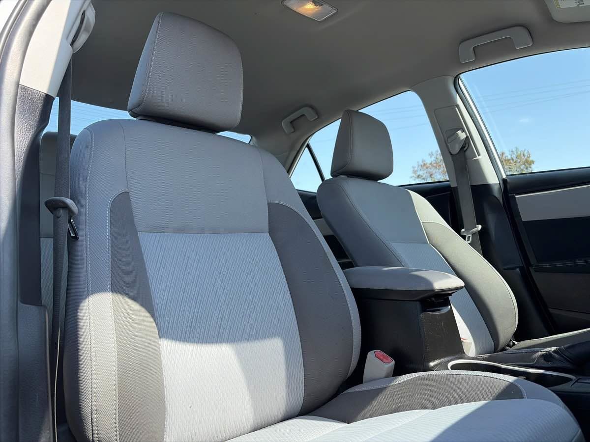 Used 2018 Toyota Corolla LE FWD image 30