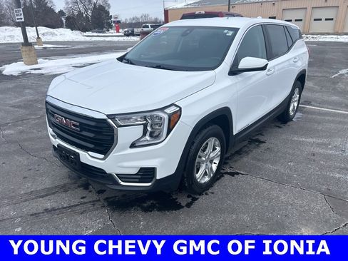 Used 2024 GMC Terrain SLE image 3