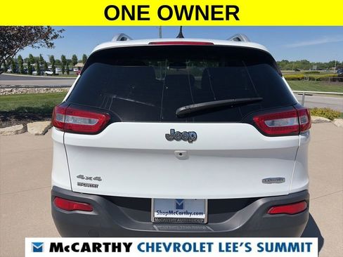 Used 2017 Jeep Cherokee Latitude w/ Cold Weather Group AWD/4WD image 12