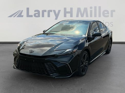 Used 2025 Toyota Camry XSE FWD image 1