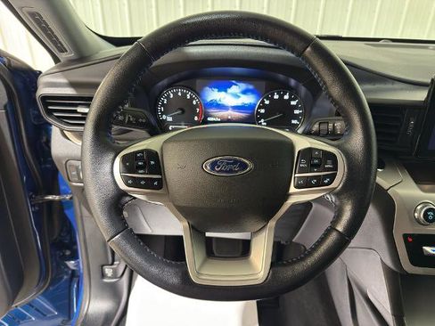 Certified 2022 Ford Explorer XLT image 3