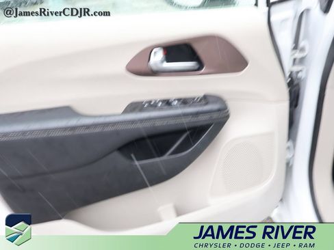 Used 2023 Chrysler Voyager LX FWD image 21