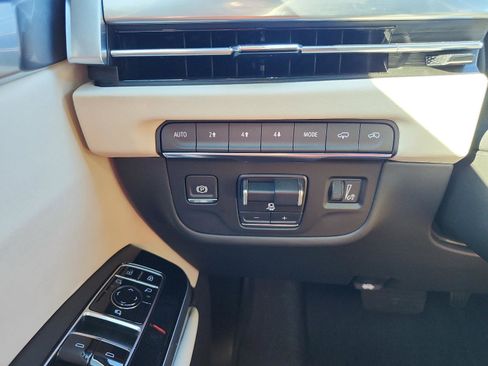 Used 2025 Cadillac Escalade ESV Sport w/ Touring Package image 30