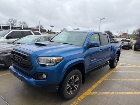 Used 2017 Toyota Tacoma TRD Sport image 2