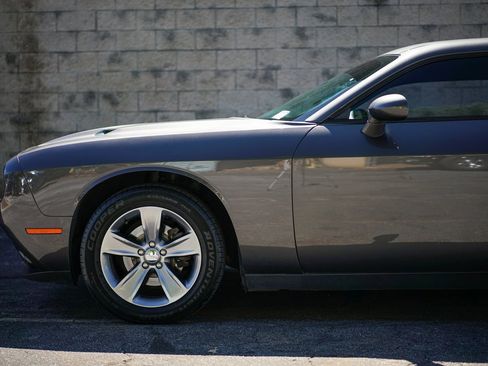 Used 2016 Dodge Challenger SXT image 9