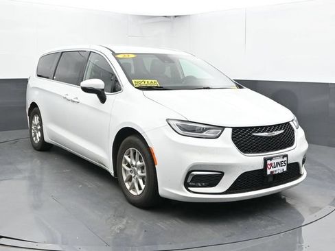 Used 2023 Chrysler Pacifica Touring-L FWD image 6