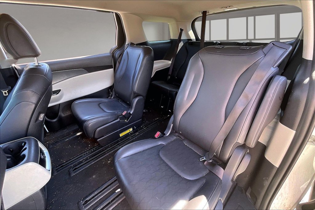 Used 2024 Kia Carnival LX FWD image 21