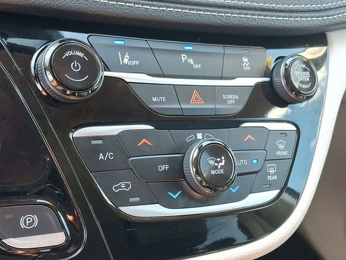 Used 2024 Chrysler Pacifica Limited FWD image 16