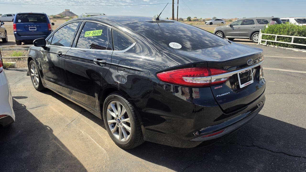 Used 2017 Ford Fusion SE w/ Fusion SE Technology Package FWD image 3