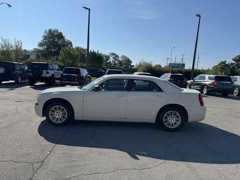 Used 2009 Chrysler 300 LX RWD image 6