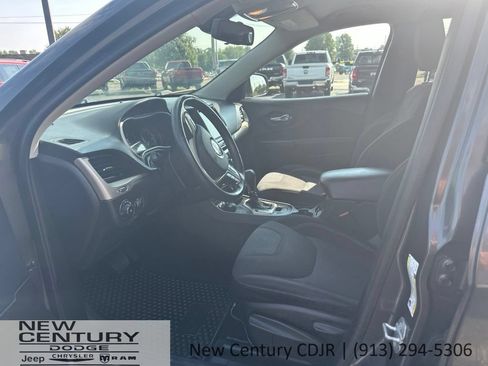 Used 2015 Jeep Cherokee Latitude w/ Cold Weather Group AWD/4WD image 5