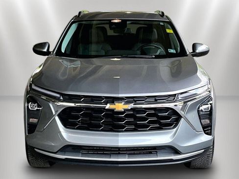 Used 2024 Chevrolet Trax LT w/ Driver Confidence Package FWD image 2