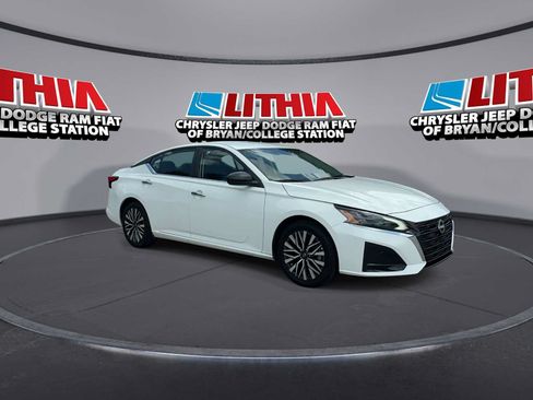 Used 2025 Nissan Altima 2.5 SV FWD image 2