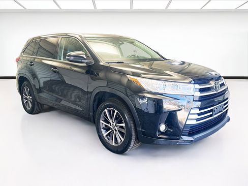 Used 2017 Toyota Highlander XLE image 3
