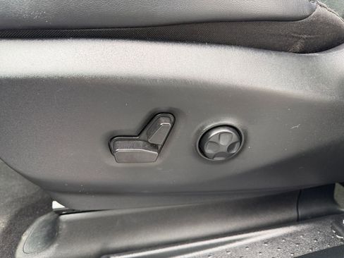 Used 2025 Chrysler Pacifica Select image 22