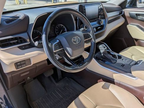 Used 2020 Toyota Highlander XLE image 12