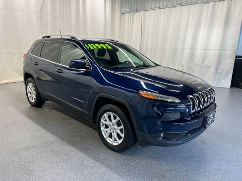 Used 2018 Jeep Cherokee Latitude Plus w/ Cold Weather Group AWD/4WD image 3