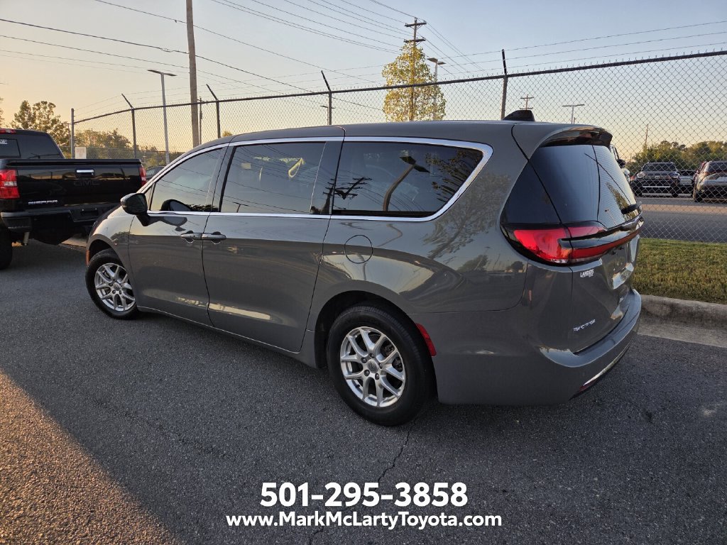 Used 2023 Chrysler Pacifica Touring-L FWD image 5