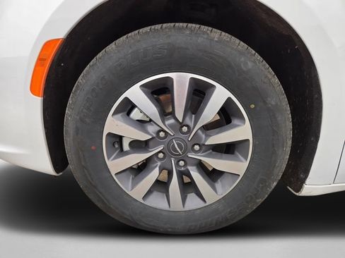 Used 2024 Chrysler Pacifica Select image 35