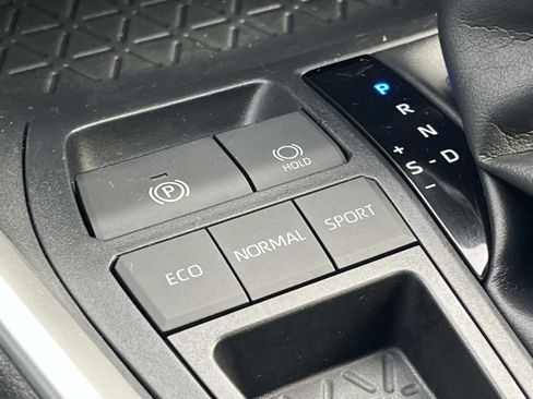 Used 2019 Toyota RAV4 XLE w/ Phone Cable & Charge Package image 34