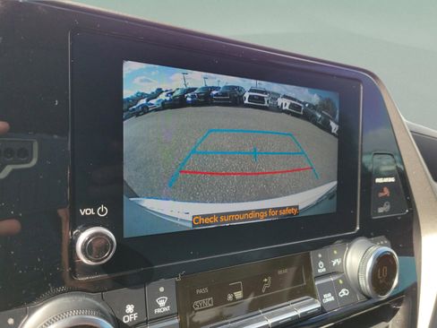 Used 2023 Toyota Highlander XLE FWD image 14