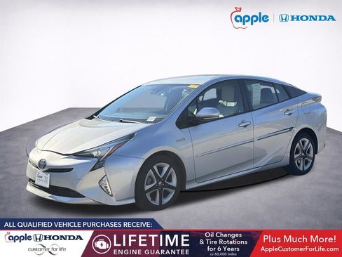 Used 2017 Toyota Prius Four FWD image 3