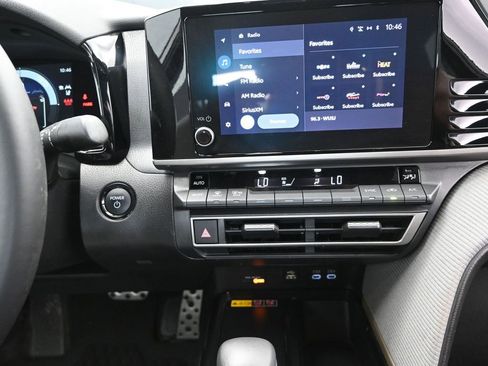 Used 2025 Toyota Camry SE w/ Convenience Package image 29