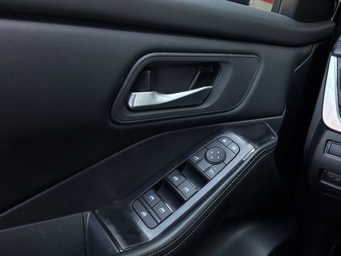 Used 2025 Nissan Rogue SV FWD image 22