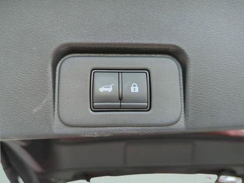 Certified 2025 Nissan Rogue SL FWD image 18