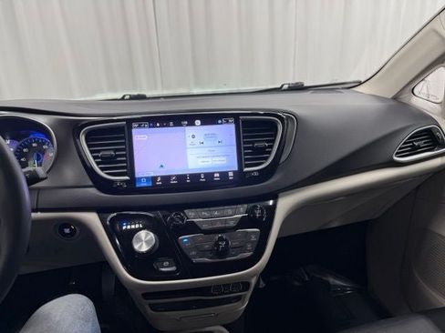 Used 2022 Chrysler Pacifica Touring-L w/ Uconnect Theater Family Group FWD image 18