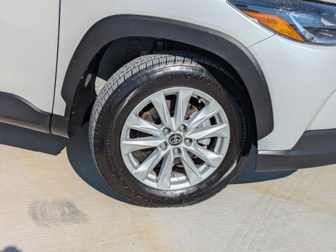 Certified 2023 Toyota Corolla Cross LE image 9