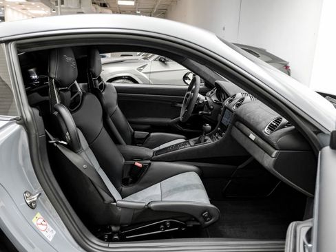 Used 2025 Porsche 718 Cayman GT4 RS w/ Weissach Package RWD image 33