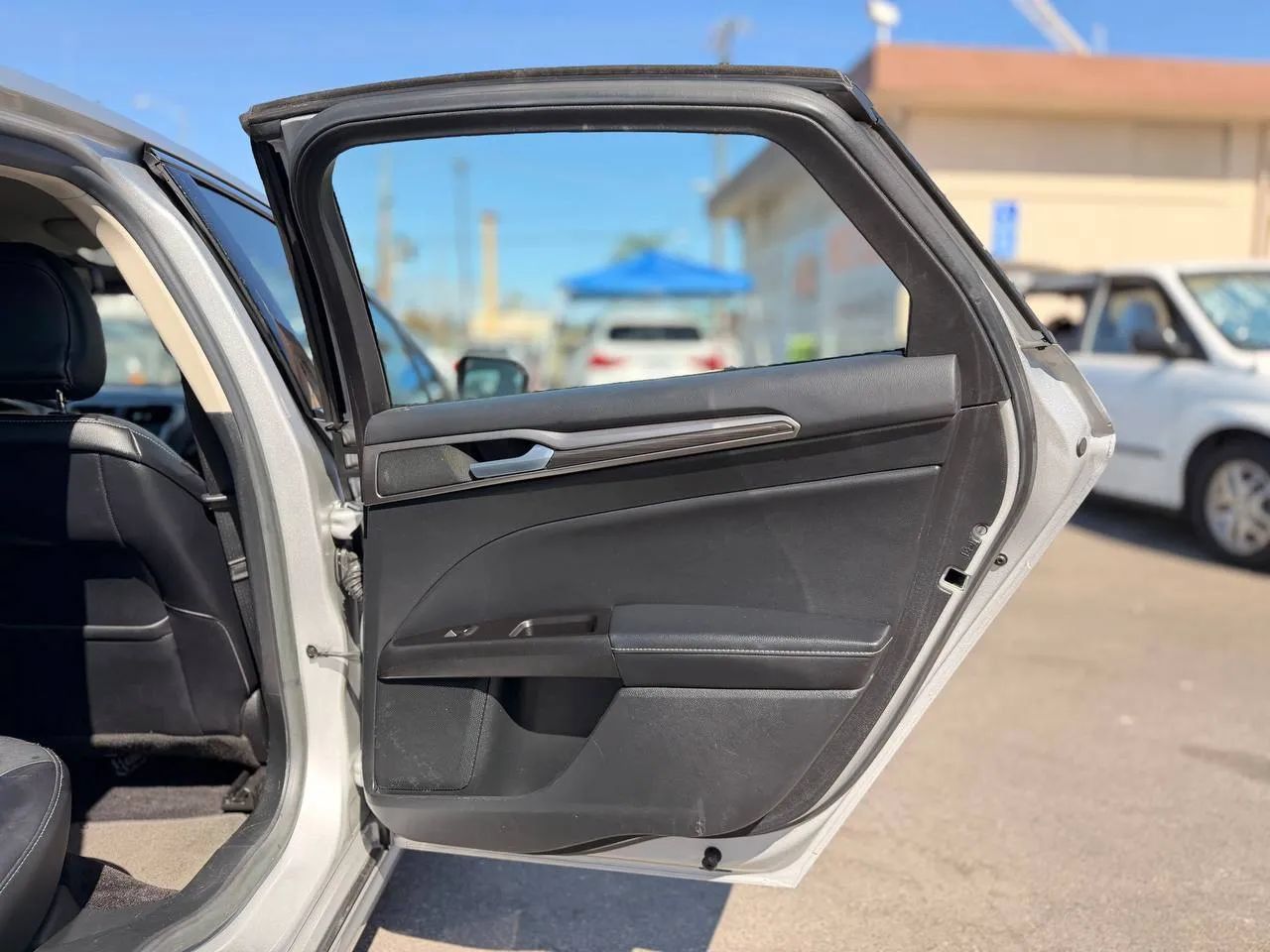 Used 2017 Ford Fusion SE w/ Equipment Group 602A FWD image 32