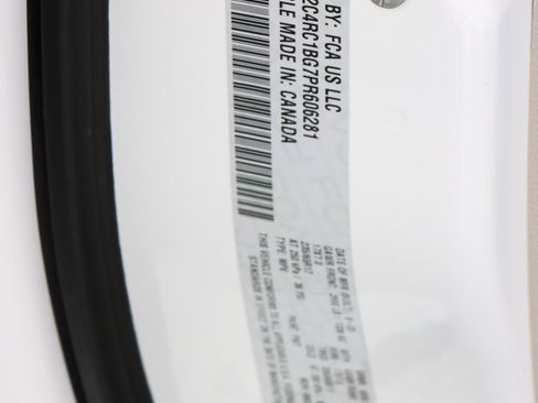 Used 2023 Chrysler Pacifica Touring-L FWD image 33